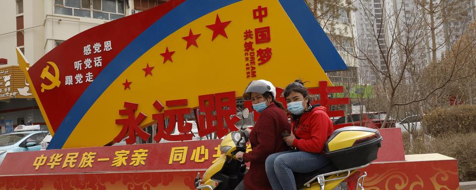 Une propagande chinoise dans la ville d'Aksou dans le Xinjiang. [AP Photo/Keystone - Ng Han Guan]