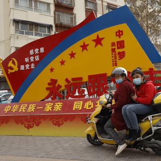 Une propagande chinoise dans la ville d'Aksou dans le Xinjiang. [AP Photo/Keystone - Ng Han Guan]