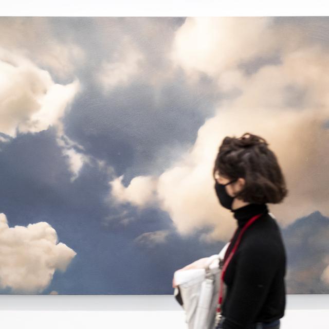 Jeudi 25 mars: une visiteuse se tient devant le tableau "Wolke" de l'exposition "Gerhard Richter. Landscape" au Kunsthaus de Zurich. L'exposition se tiendra du 26 mars au 25 juillet 2021. [Alexandra Wey]