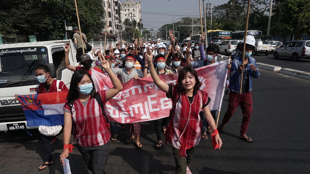 Près d'un millier de Birmans manifestaient samedi à Rangoun, le plus gros rassemblement depuis le coup d'Etat contre Aung San Suu Kyi. [AFP - STR]