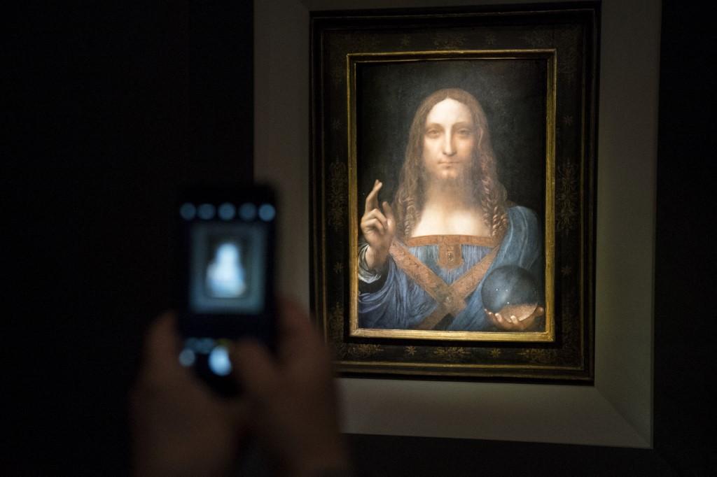 Le "Salvator Mundi" attribué à Léonard de Vinci lors de sa vente aux enchères à New York, le 15 novembre 2017. [AFP - Drew Angerer / GETTY IMAGES NORTH AMERICA]