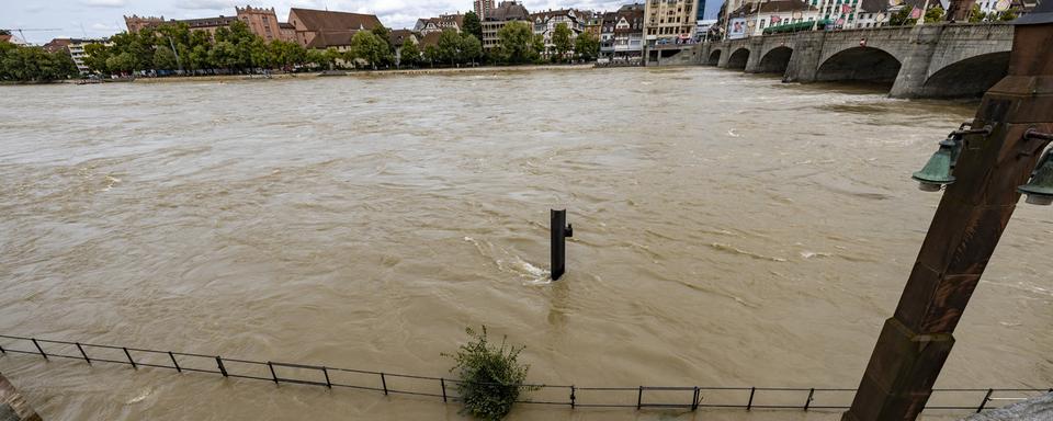 Le niveau du Rhin au Mittleren-Brücke est de 865 cm. Bâle, le 14 juillet 2021. [Keystone - Patrick Straub]