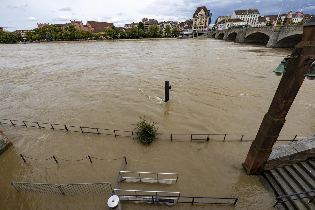 Le niveau du Rhin au Mittleren-Brücke est de 865 cm. Bâle, le 14 juillet 2021. [Keystone - Patrick Straub]