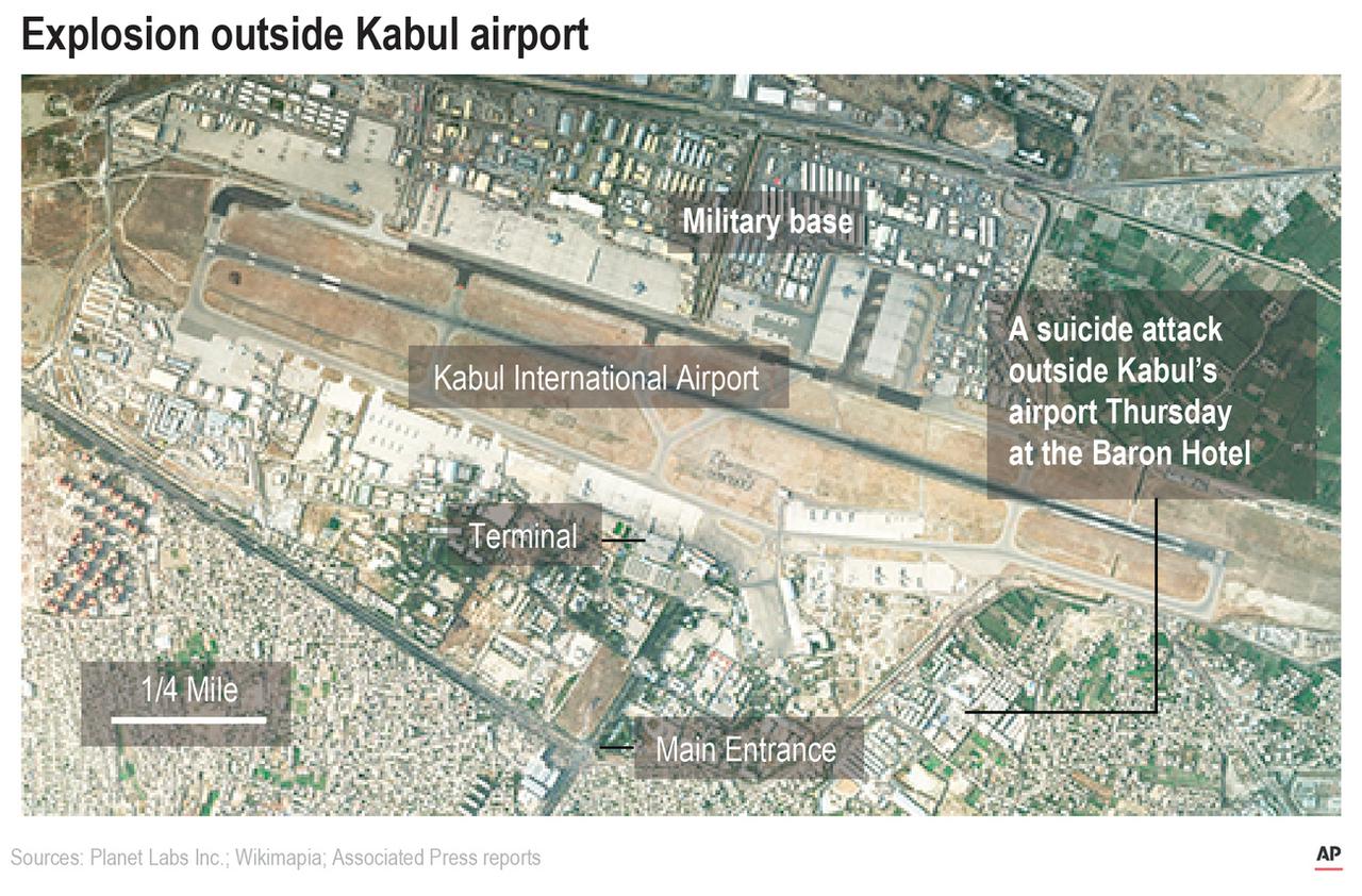 La carte satellite de l'aéroport de Kaboul et la localisation de l'explosion. [KEYSTONE - STAFF]