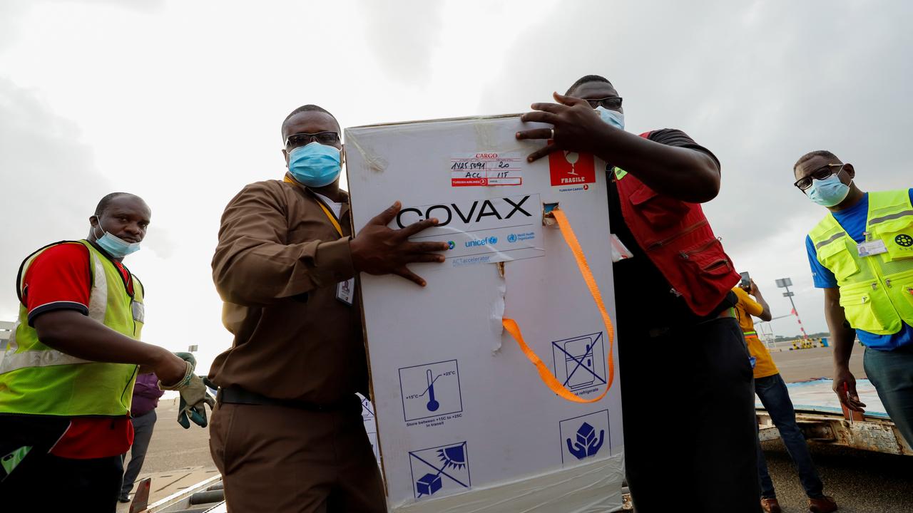 Le Ghana va commencer la distribution des secondes doses de vaccin, avec du matériel reçu de la République Démocratique du Congo. Accra, le 7 mai 2021. [Reuters - Francis Kokoroko]