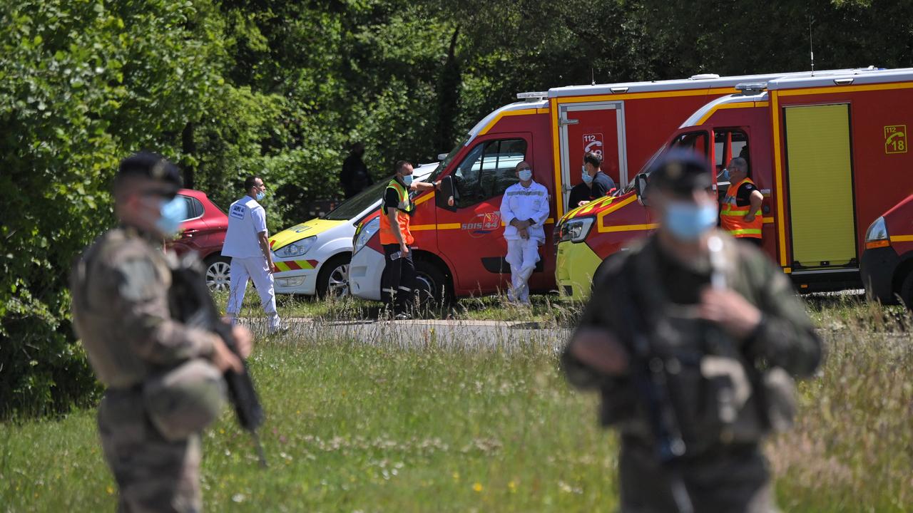 Des soldats français et des équipes de secours lors de la chasse à l'homme pour retrouver l'assaillant d'une policière à Chapelle-sur-Erdre, près de Nantes, le 28 mai 2021.