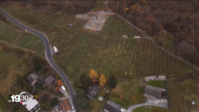 Les fondations d'un pylône à proximité des maisons. [RTS]