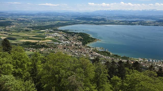 Suite à la correction des eaux du Jura, le niveau des trois lacs de Neuchâtel, Morat et Bienne s'était abaissé de 2,5 mètres. [Keystone - Gaëtan Bally]