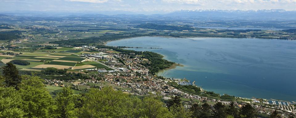 Suite à la correction des eaux du Jura, le niveau des trois lacs de Neuchâtel, Morat et Bienne s'était abaissé de 2,5 mètres. [Keystone - Gaëtan Bally]