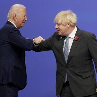 Le salut de Boris Johnson à Joe Biden en ouverture de la COP26 à Glasgow. [Keystone - Christopher Furlong/Pool via AP]