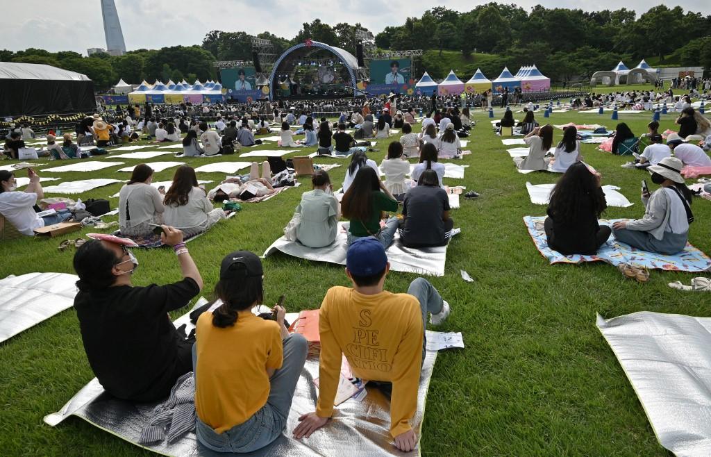 Le public a subi un test rapide avec un kit d'autodiagnostic avant d'assister à un festival de musique au Parc olympique de Séoul, le 26 juin 2021. [AFP - Jung Yeon-je]