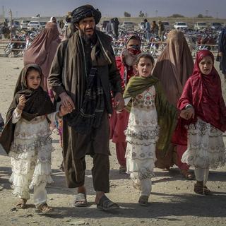Des Afghans traversent la frontière au Pakistan. [AFP]
