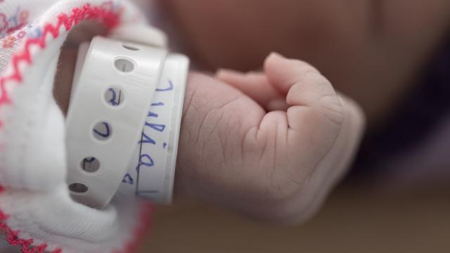 Mia et Noah étaient les prénoms les plus populaires pour les nouveaux-nés en Suisse en 2020. Alors qu'Emma était déjà en tête l'année précédente, Noah a délogé Liam de la première place, indique mardi l'Office fédéral de la statistique (OFS). [KEYSTONE - GAETAN BALLY]