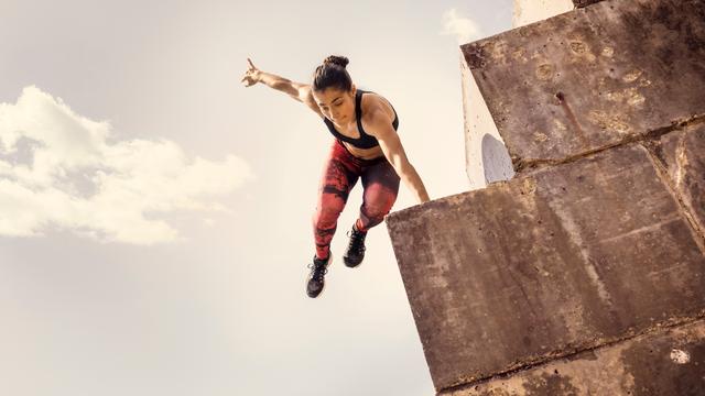 Le Parkour peut devenir un moyen de se réapproprier lʹespace public pour certaines femmes. [AFP - Igor Emmerich / Cultura Creative]