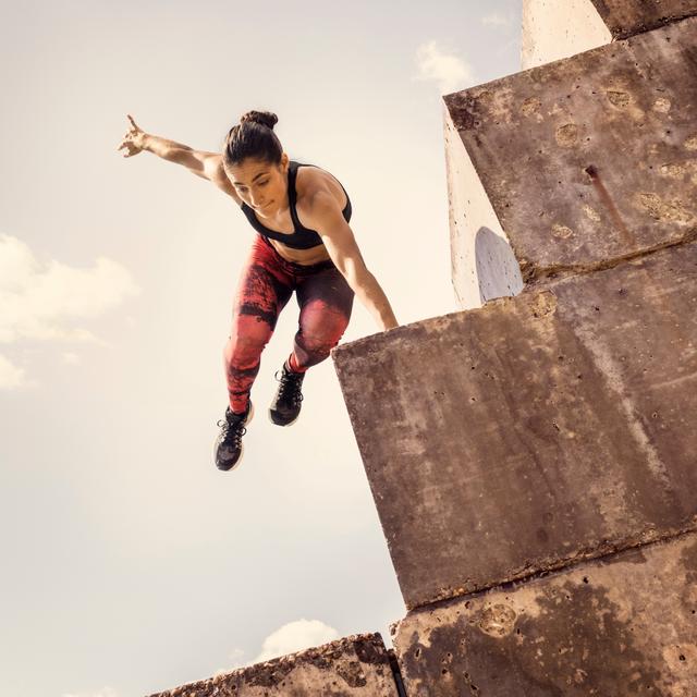 Le Parkour peut devenir un moyen de se réapproprier lʹespace public pour certaines femmes. [AFP - Igor Emmerich / Cultura Creative]