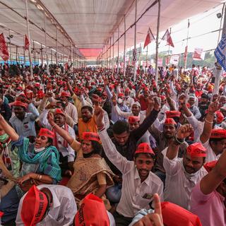 Lundi 25 janvier: des milliers d'agriculteurs indiens protestent contre une nouvelle législation. [Keystone - EPA/Divyakant Solanki]
