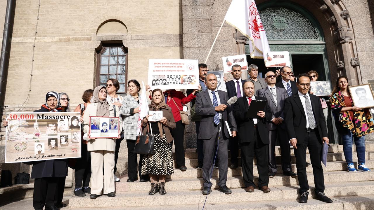 Des membres de l'organisation des Moudjahidine du peuple devant le tribunal de Stockholm. [Keystone/EPA - Stefan Jerrevang]