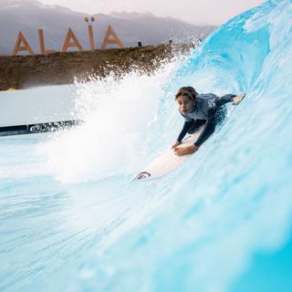 Un surfeur à Alaïa Bay. [facebook.com/alaia.bay]