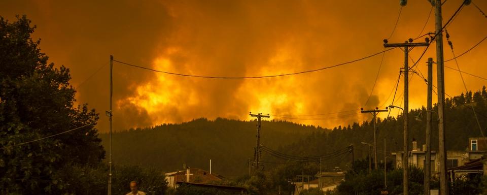 Panorama apocalyptique sur l'île grecque d'Eubée, ravagée par les incendies le 8 août 2021. [AFP - Angelos Tortzinis]