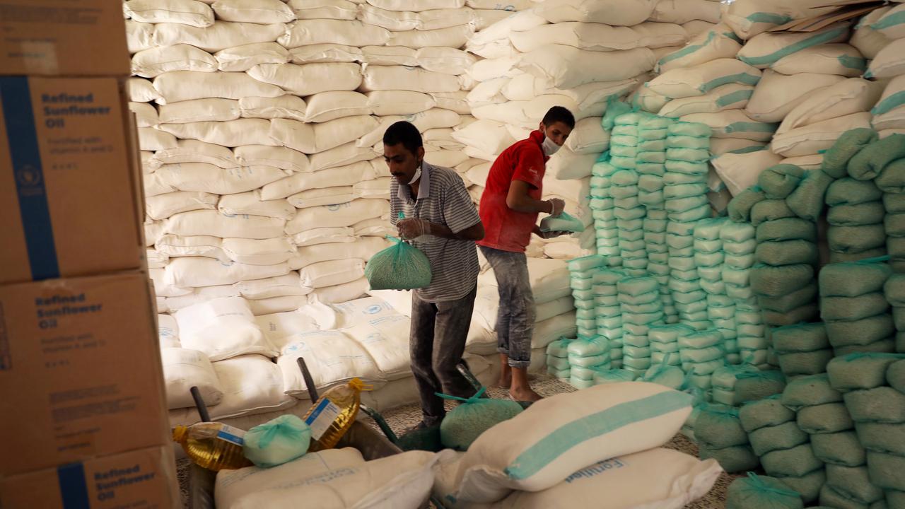 Des travailleurs préparent des stocks de nourriture à distribuer à Sanaa, au Yémen. [Reuters - Khaled Abdullah]