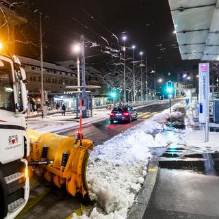 Un chasse-neige dans les rues de Lausanne le dimanche 17 janvier 2021. [Keystone - Jean-Christophe Bott]
