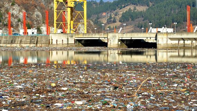 Les cours d'eau de plusieurs pays des Balkans, comme ici en Bosnie-Herzégovine, se sont dernièrement retrouvés submergés par des ordures, au point de menacer le fonctionnement de plusieurs barrages de centrales hydroélectriques. [AFP - Elvis Barukcic]