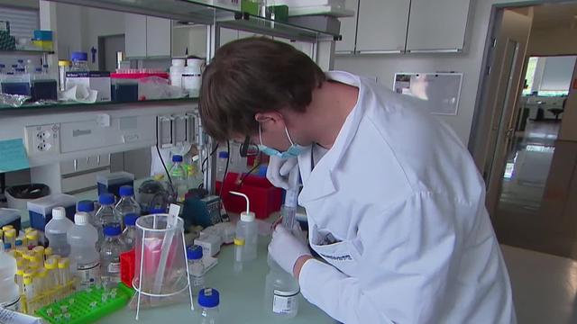 La Suisse place ses espoirs dans un possible médicament contre le coronavirus. [RTS]