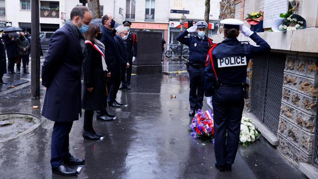 Jean Castex et Anne Hidalgo rendent hommage aux victimes des attentats du 13 novembre 2015. [AFP - Thomas Samson/Pool]