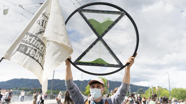 Un activiste d'Extinction Rebellion lors d'une manifestation en juin 2020 à Zurich. [Keystone - Gaetan Bally]