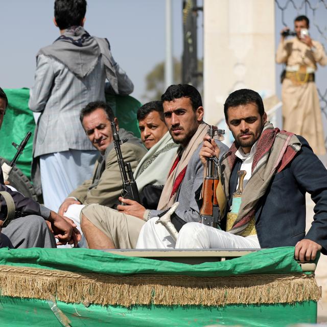 Des Houthis photographiés à l'arrière d'un camion le 20 février 2021. [Reuters - Khaled Abdullah]