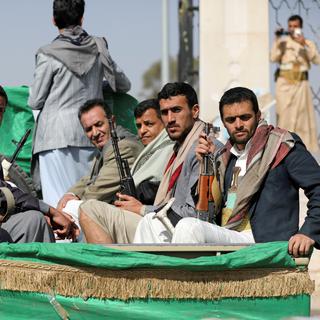 Des Houthis photographiés à l'arrière d'un camion le 20 février 2021. [Reuters - Khaled Abdullah]