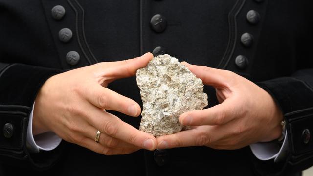 Un morceau de minerai contenant du lithium extrait d'une mine allemande. [Keystone - DPA/Robert Michael]