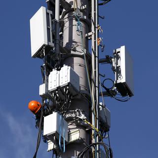 Un technicien installe des antennes 5G à Genève, le 12 février 2020. [KEYSTONE - Salvatore Di Nolfi]