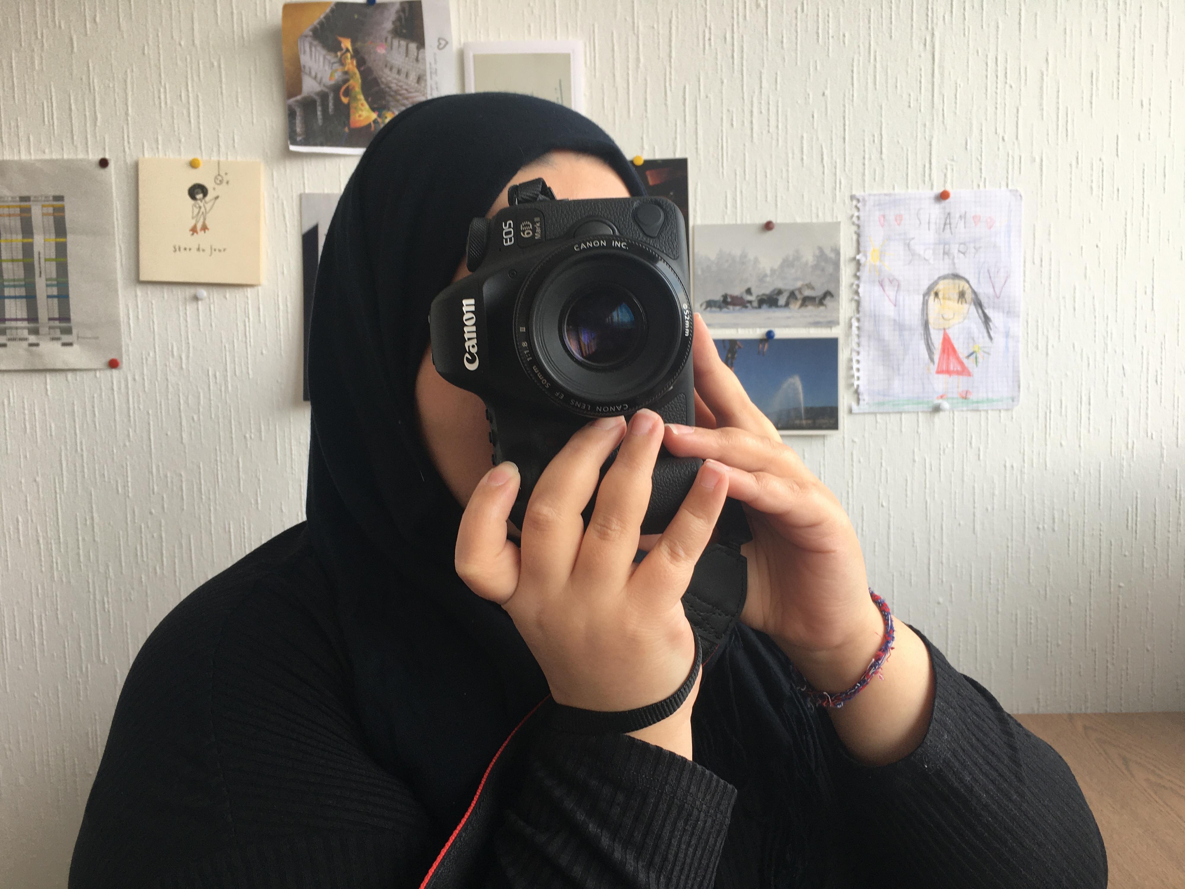 Sham, syrienne réfugiée en Suisse, étudiante en photographie [RTS - Anouk Henry]