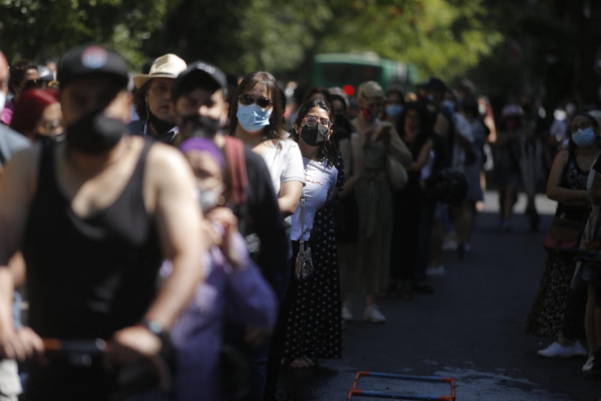 Une grande file d'attente dans le centre-ville de Santiago pour aller voter pour les élections générales au Chili, le 21 novembre 2021. [AFP - Cris Saavedra Vogel / Anadolu Agency]
