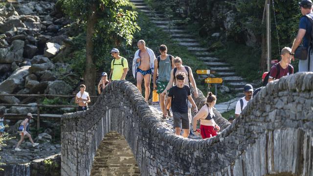 Des touristes affluent dans le val Verzasca, le 11 août 2021. [Keystone - Francesca Agosta]