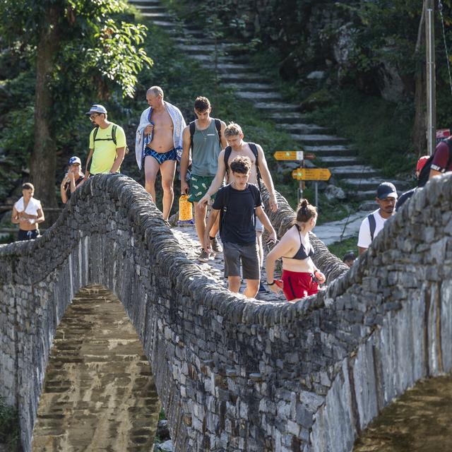 Des touristes affluent dans le val Verzasca, le 11 août 2021. [Keystone - Francesca Agosta]
