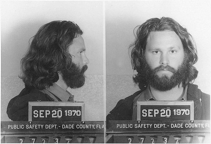 Photographie de Jim Morrison prise par la police de Miami le 20 septembre 1970 pour " comportement indécent", "nudité publique", "outrage aux bonnes mœurs" et "ivresse publique". [DR - Dade County Public Safety Department]
