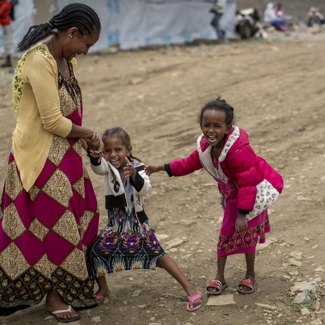 Deux fillettes et leur mère dans le camp de déplacés de Mekele, dans la région du Tigré au nord de l'Ethiopie, le 5 mai 2021. [AP/Keystone - Ben Curtis]