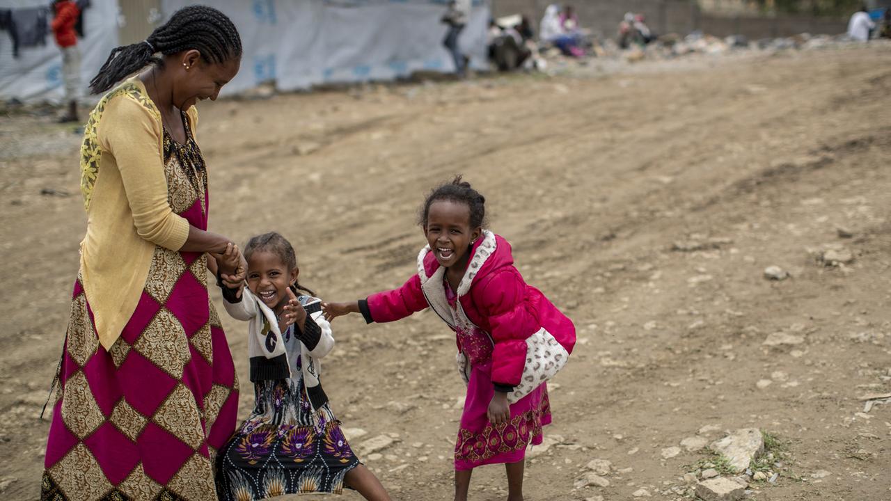 Deux fillettes et leur mère dans le camp de déplacés de Mekele, dans la région du Tigré au nord de l'Ethiopie, le 5 mai 2021. [AP/Keystone - Ben Curtis]