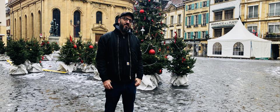 Marc Atallah sur la place Pestalozzi à Yverdon-les-Bains. [RTS - Karine Vasarino]