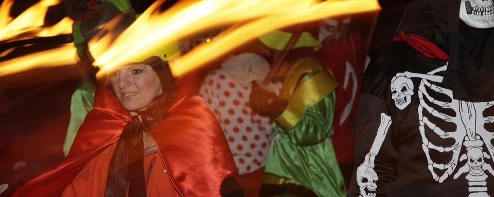 Le Carnaval sur les pistes de ski de Veysonnaz en Valais. [Keystone - Jean-Christophe Bott]