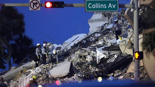 Les secours recherchent des survivants dans les gravats. [Keystone - AP Photo/Lynne Sladky]