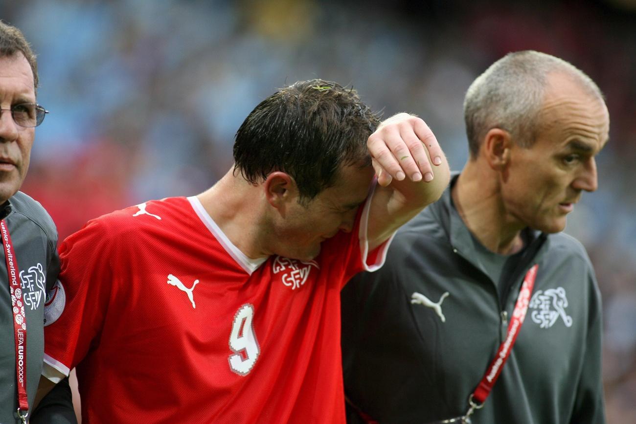 Les larmes d'Alexander Frei, blessé en plein match d'ouverture contre la République tchèque. [EPA - Gerry Penny]