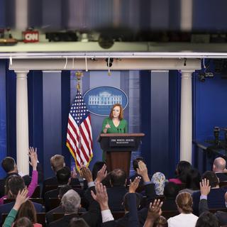 La porte-parole de la Maison Blanche Jen Psaki répond aux questions des journalistes lors d'une conférence de presse. [KEYSTONE - Oliver Contreras / EPA]
