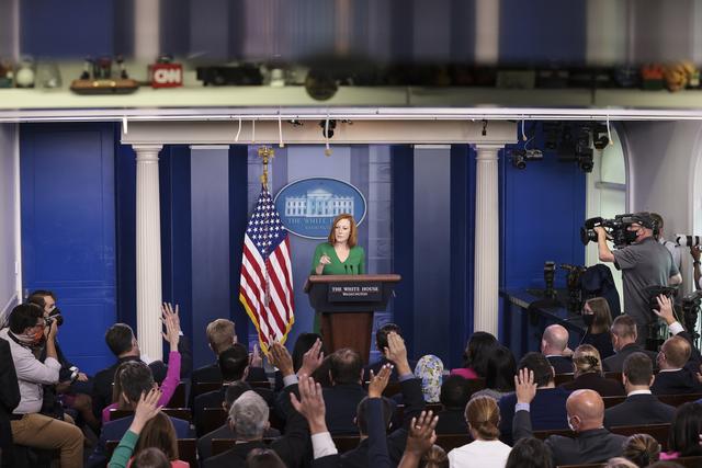 La porte-parole de la Maison Blanche Jen Psaki répond aux questions des journalistes lors d'une conférence de presse. [KEYSTONE - Oliver Contreras / EPA]