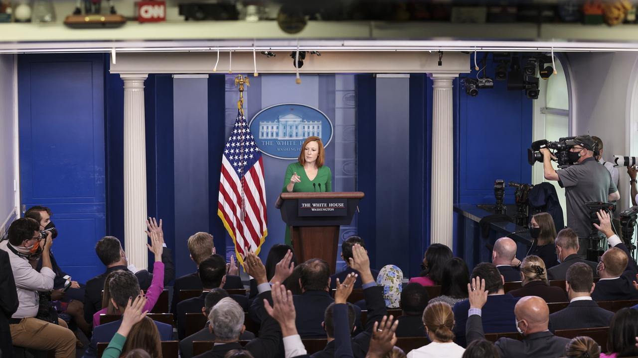 La porte-parole de la Maison Blanche Jen Psaki répond aux questions des journalistes lors d'une conférence de presse. [KEYSTONE - Oliver Contreras / EPA]