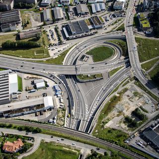 Une vue aérienne sur l'autoroute dans la ville de Bienne le vendredi 16 juillet 2021. [KEYSTONE - JEAN-CHRISTOPHE BOTT]