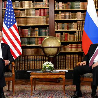 Joe Biden et Vladimir Poutine ont pris place dans la bibliothèque de la ville La Grange pour une séance photo. [Keystone - Denis Balibouse]