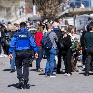 Les alertes à la bombe se sont multipliées à Lausanne, ici au gymnase de Beaulieu le mercredi 24 mars 2021. [Keystone - Jean-Christophe Bott]